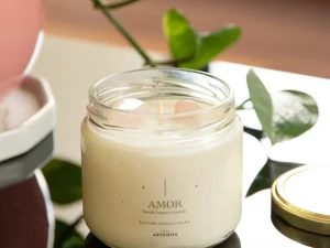 Vela Intencional Amor con 250 gramos. Con aromas, vainilla, frambuesa, rosas y cuarzo rosa intencionado.