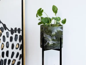 Base de herrería negro de 4 patas, altura 50 cm, para macetas de 20 cm de diámetro.