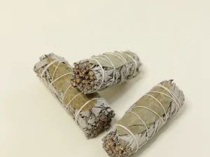 3 Piezas De Salvia Blanca Californiana Sahumerio Atados con Mix de Laurel. Largo de 10 cm de cada atado.