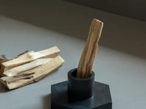 Quemador De Incienso Palo Santo O Porta Vela De Concreto Geométrico. Color Negro. Diámetro 9 cm, la boquilla tiene un diámetro de 4 cm