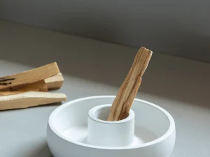 Quemador de Palo Santo o de Incienso de forma Circular hecho de concreto. Color Blanco.