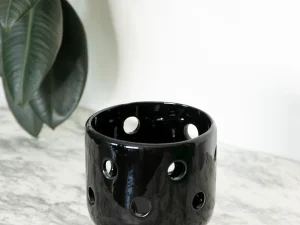 Maceta de cerámica negra esmaltada. Con orificios para raíces de orquídea. Los orificios tienen diseño de diferente tamaño. Forma de copa de la maceta maño: 16 cm x 16 cm x 16 cm"