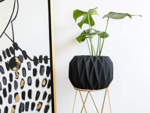 Base de herrería triangular, altura 40 cm, para macetas de 20 cm de diámetro. Color Dorada, con 3 soportes