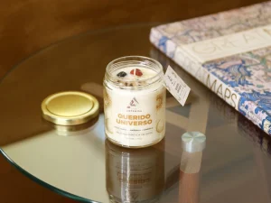 Vela de 200 gramos que ayuda a que el Universo te brinde las mejores oportunidades para ti. Aroma palo santo, naranja y sándalo.