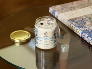 Vela de 200 gramos intencionada enfocada a la protección para uno mismo. Aroma palo santo, naranja y frutos rojos.