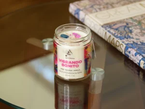 Vela de 200 gramos intencionada enfocada a la buena vibra. Aroma rosa, vainilla y naranja.