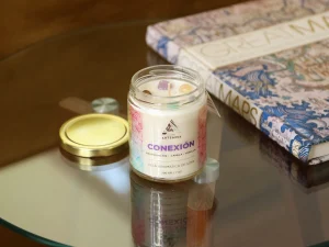 Vela de 200 gramos intencionada enfocada a la Conexión con esa otra persona deseada. Aroma frutos rojos, canela y vainilla.