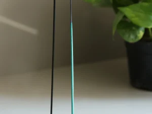 Quemador o porta Incienso hecho de madera con herrería para portar incienso. Minimalista elegante.