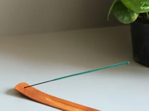 Quemador de Incienso hecho de tabla de madera.