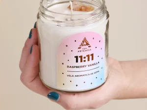 Vela de 200 gramos intencionada 11:11. Pide un deseo con esta vela hecha con aroma a vainilla y frambuesa.