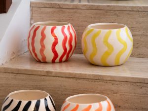 Macetas de Cerámica Esfera Bicolor en una escalera de 15cm x 13 cm Diseño de Curvas